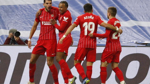 שחקני סביליה חוגגים עם רפא מיר (משמאל) (צילום: רויטרס)