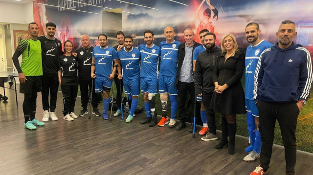 נבחרת קטועי הגפיים עם שר התרבות והספורט חילי טרופר ועם מנכ"לית הפועל תל אביב אודליה פרידמן (צילום: אתר רשמי, הפועל תל אביב)