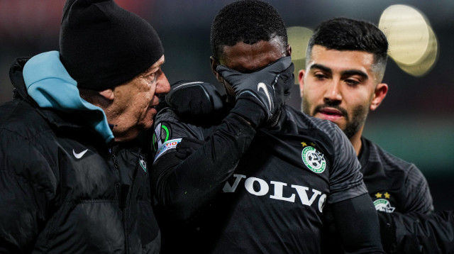 טאלב טואטחה שחקן מכבי חיפה עם מוחמד אבו פאני (צילום: GettyImages, ANP Sport)