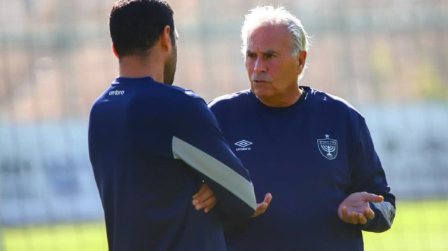 הבוס חזר. יוסי מזרחי באימון עם גל כהן (צילום: אתר רשמי, האתר הרשמי של בית"ר ירושלים)