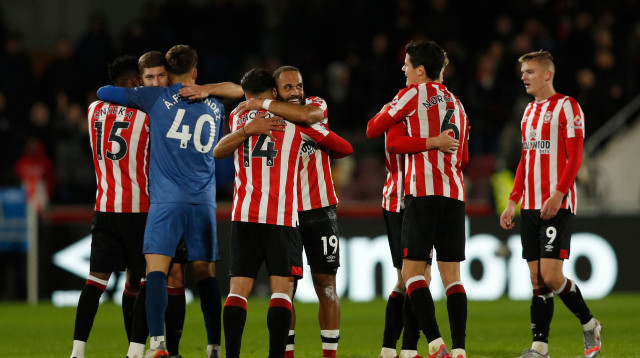 שחקני ברנטפורד חוגגים (צילום: GettyImages, ADRIAN DENNIS)