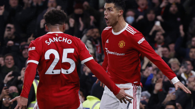 שחקן מנצ'סטר יונייטד עם ג'יידון סאנצ'ו (צילום: רויטרס)