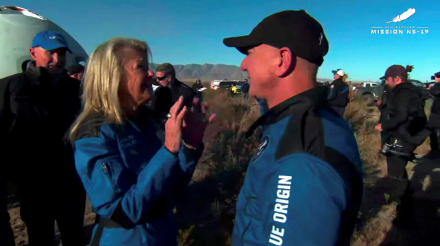 לורה שפרד-צ'רצ'לי וג'ף בזוס לאחר הנחיתה (צילום: Blue Origin/Handout via REUTERS)