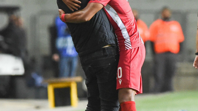 פארליי רוזה שחקן הפועל תל אביב עם ניר קלינגר (צילום: ברני ארדוב)