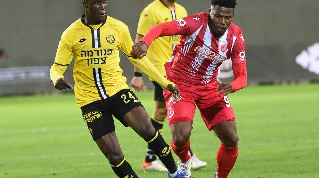 שחקן הפועל תל אביב לוסיו, מול שחקן מכבי נתניה בוריס אנו (צילום: ברני ארדוב)