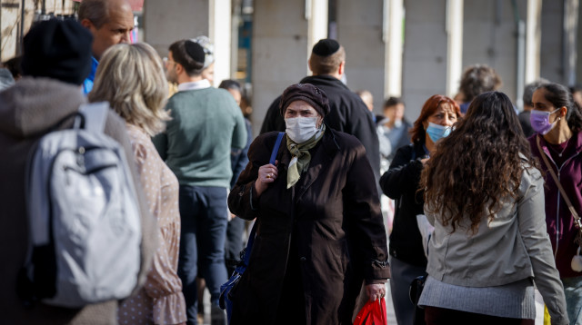 קורונה - אנשים עם מסכה בירושלים (צילום: אוליבייר פיטוסי, פלאש 90)