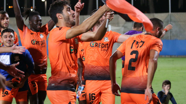 שחקני סקציה נס ציונה חוגגים (צילום: אודי ציטיאט)