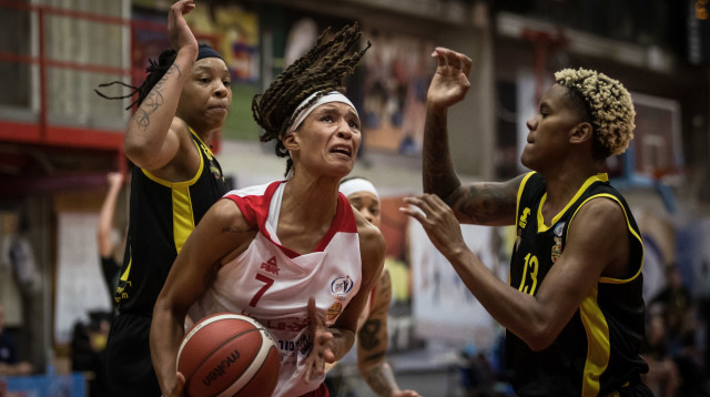 הופעה נהדרת. ג'ני סימס מול הגנת רמלה (צילום: אתר רשמי, באדיבות מנהלת ליגת העל בכדורסל לנשים)