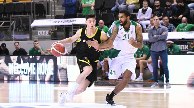 נתניה עם ניצחון חוץ גדול ברוממה. פריצקי מול גלן רייס (צילום: אתר רשמי, באדיבות מנהלת הליגה הלאומית)