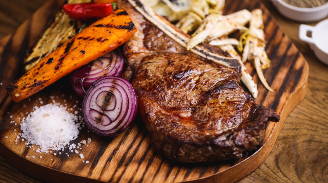 הטומהוק של "חצר המלכה"  (צילום: וואלה! מזל טוב)