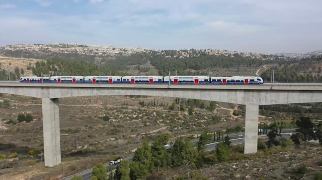 הקרונועים החשמלים החדשים של רכבת ישראל  (צילום: שבתאי טל cloudview)