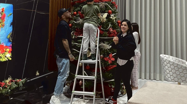 קורבן לשוד אלים. אוטמנדי ומשפחתו (צילום: צילום מסך, הטוויטר של ניקולאס אוטאמנדי)