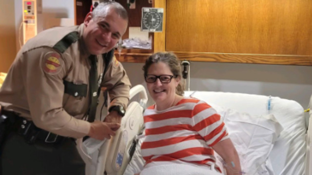 השוטר הגיע לבקר את היולדת בבית החולים (צילום: THPNashville)