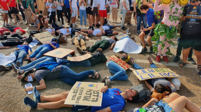 חניכי הנוער העובד והלומד בהפגנה על משבר האקלים (צילום: הנוער העובד והלומד)