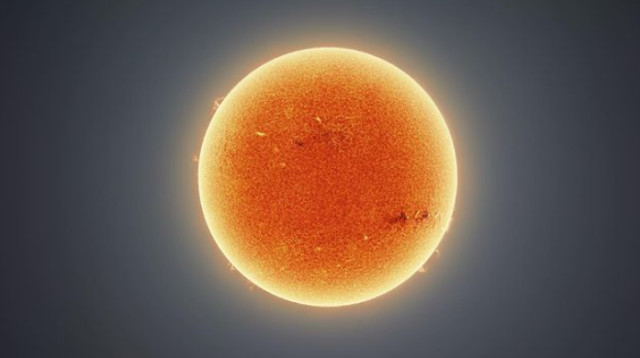 תיעוד השמש של אנדרו מקארת'י (צילום: cosmic_background)