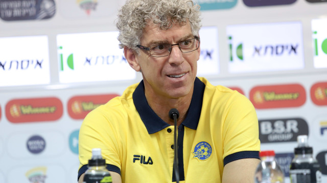 הביקור האחרון בארץ. גולדהאר בפרידה מבן מנספורד (צילום: דני מרון)