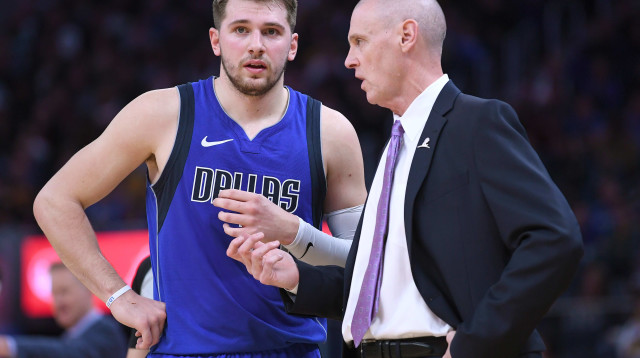 שחקן דאלאס מאבריקס לוקה דונצ'יץ' עם המאמן ריק קרלייל (צילום: GettyImages, Thearon W. Henderson)