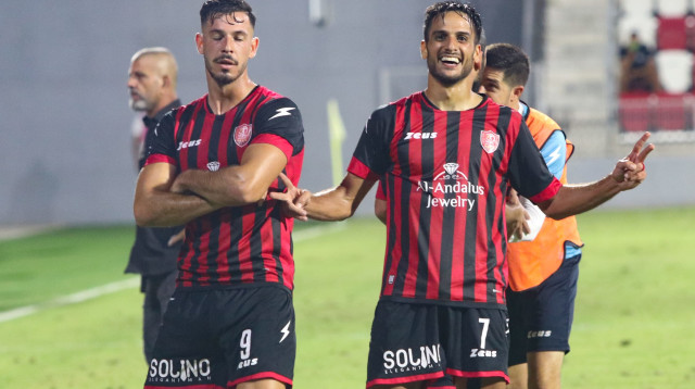 תימור אביטן (מימין) עם גיא דהן שחקני הפועל אום אל פאחם (צילום: לילך וייס)