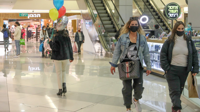 אנשים עם מסכה - אילוסטרציה (צילום: מרק ישראל סלם)