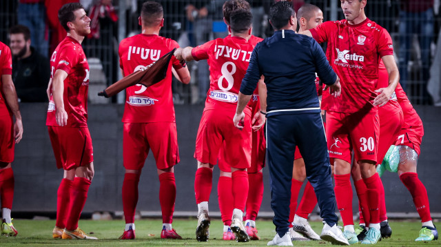 סגרו סיבוב ראשון מוצלח. שחקני בני סכנין (צילום: מאור אלקסלסי)