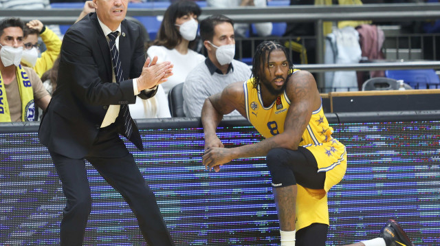 מאמן מכבי תל אביב יאניס ספרופולוס עם ג'יילן ריינולדס (צילום: דני מרון)