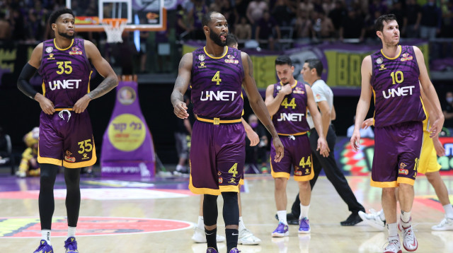 רוצים לקטוע רצף של שני הפסדים. שחקני הפועל חולון (צילום: דני מרון)