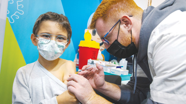 חיסון ילדים נגד הקורונה (צילום: אוליבייה פיטוסי, פלאש 90)