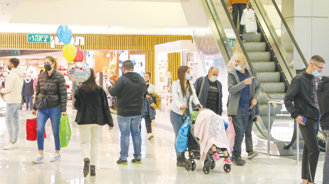 אנשים בקניון (צילום: מרק ישראל סלם)