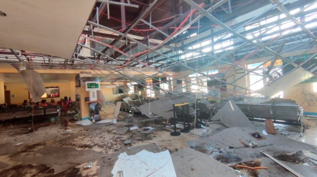 נזקי הטייפון בפיליפינים (צילום:  Philippine Coast Guard/Handout via REUTERS)