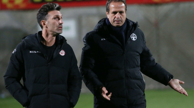 מאמן הפועל באר שבע רוני לוי עם עוזרו אריק בנאדו (צילום: אודי ציטיאט)