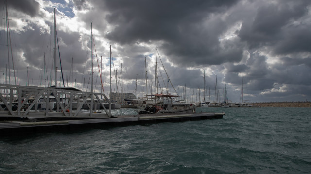 הסופה "כרמל" במרינה בהרצליה (צילום: יוסי לזרוף)