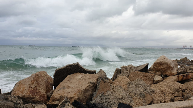 מזג אוויר סוער בחיפה (צילום: רביד חכמון/TPS)