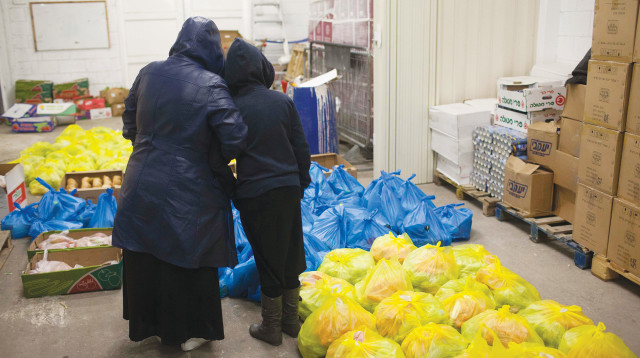 נזקקים ממתינים לתרומות (צילום: יונתן זינדל, פלאש 90)