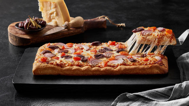 פיצה סיציאלנית עבה של דומינו'ס פיצה (צילום: דן פרץ)