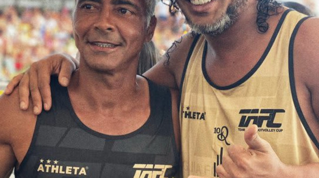 רונאלדיניו לצד רומאריו במשחק כדורגל חופים (צילום: אתר רשמי, חשבון האינסטגרם של רומאריו)