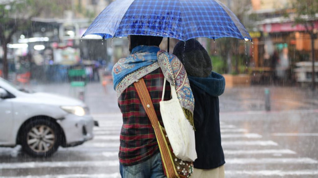 גשם בתל אביב (צילום: אבשלום ששוני)