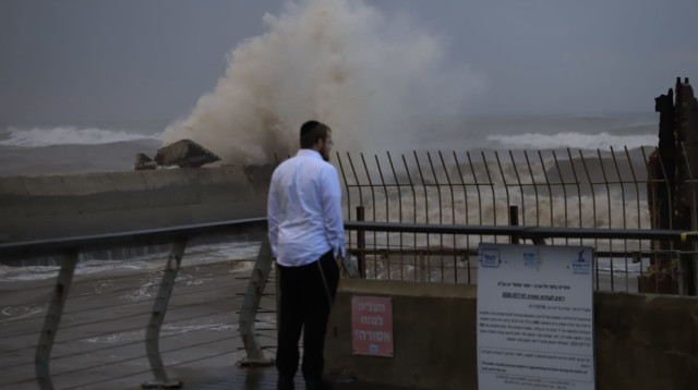 סערת "כרמל" בתל אביב  (צילום: איתן אלחדז/TPS)