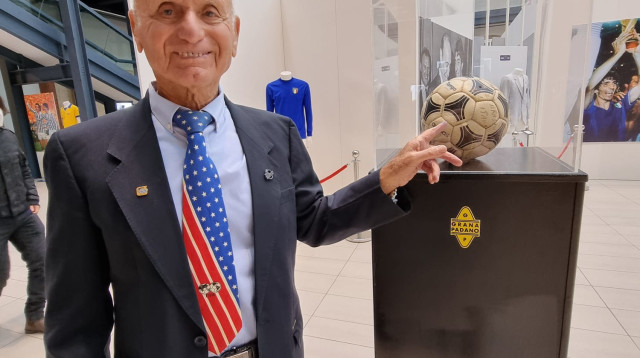 אברהם קליין לצד כדור המשחק (צילום: באדיבות המצולם)