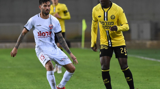 גם הוא יודע שהפועל חיפה נראית רע. ממן מול אינו (צילום: ברני ארדוב)