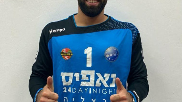 אורן מאירוביץ', שוער בני הרצליה (צילום: אתר רשמי, הדר ואן קולא, איגוד הכדוריד)