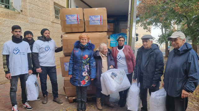צוות חסדי נעמי מחלקים מוצרי חימום בירושלים לניצולי שואה - קרדיט חסדי נעמי (צילום: חסדי נעמי)