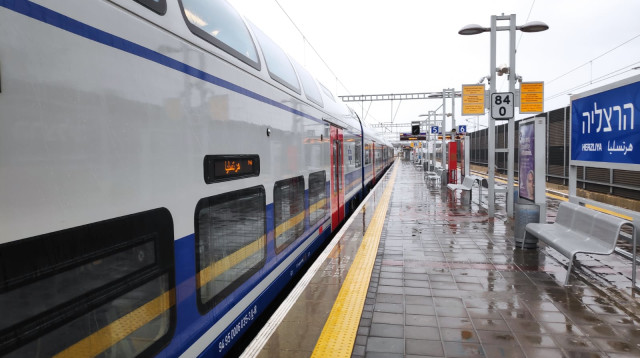הקרונות החשמליים החדשים של רכבת ישראל  (צילום: אהוד אמיתון/TPS)