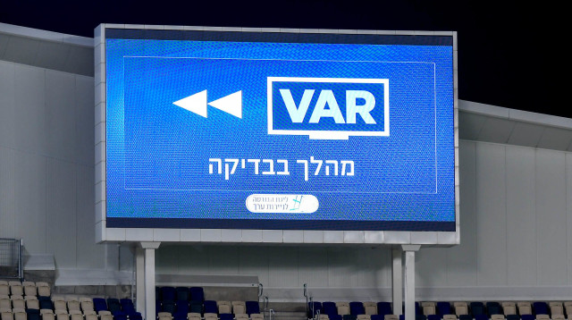 בדיקת VAR במשחק בין מכבי תל אביב לבין הפועל באר שבע (צילום: אריאל שלום)