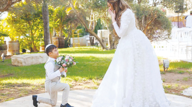 ילדי שלוה מלווים לחופה את המדריכה (צילום: שלומי שלמוני)