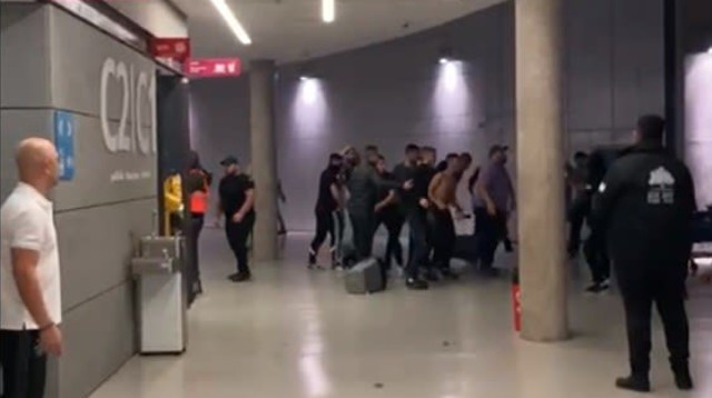 אוהדי הפועל חולון רבים עם המאבטחים בסיום המשחק מול ברינדיזי במסגרת ליגת האלופות של פיב"א (צילום: צילום מסך, על פי סעיף 27א' לחוק זכויות יוצרים)