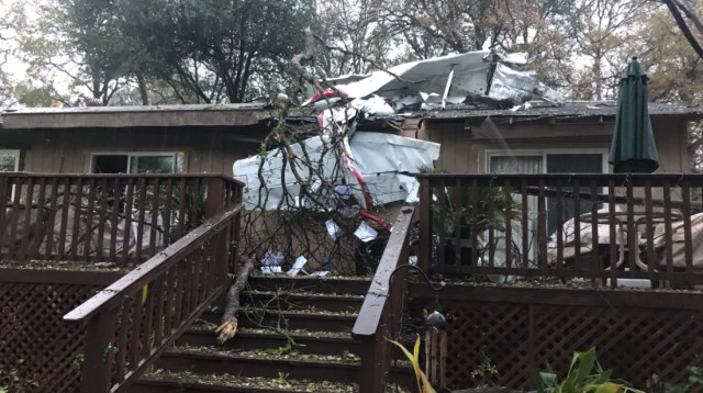 מטוס התרסק על גג בית בקליפורניה (צילום: Placer Sheriff)