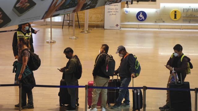 נוסעים בנתב"ג. למצולמים אין קשר לכתבה (צילום: פלאש 90)