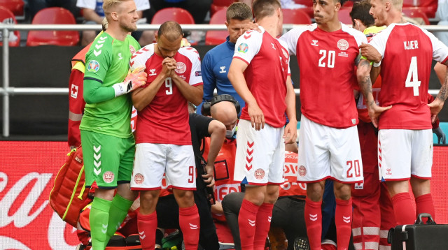 שחקני נבחרת דנמרק מרטין ברייתווייט, יוסוף פאולסן, קספר שמייכל עומדים סביב כריסטיאן אריקסן (צילום: רויטרס)