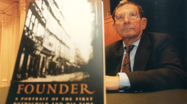 פתרון החידה הקודמת - עמוס אילון (צילום: שחר עזרן)