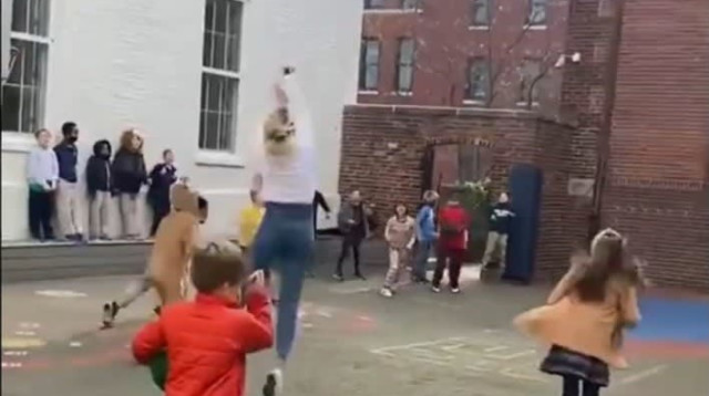 מורה בבית ספר קולעת סל ממרחק, בסרטון שהפך לוויראלי בכל העולם (צילום: צילום מסך, טוויטר)